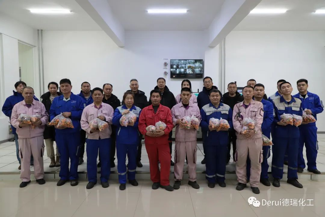 除夕夜德瑞公司領(lǐng)導慰問一線員工